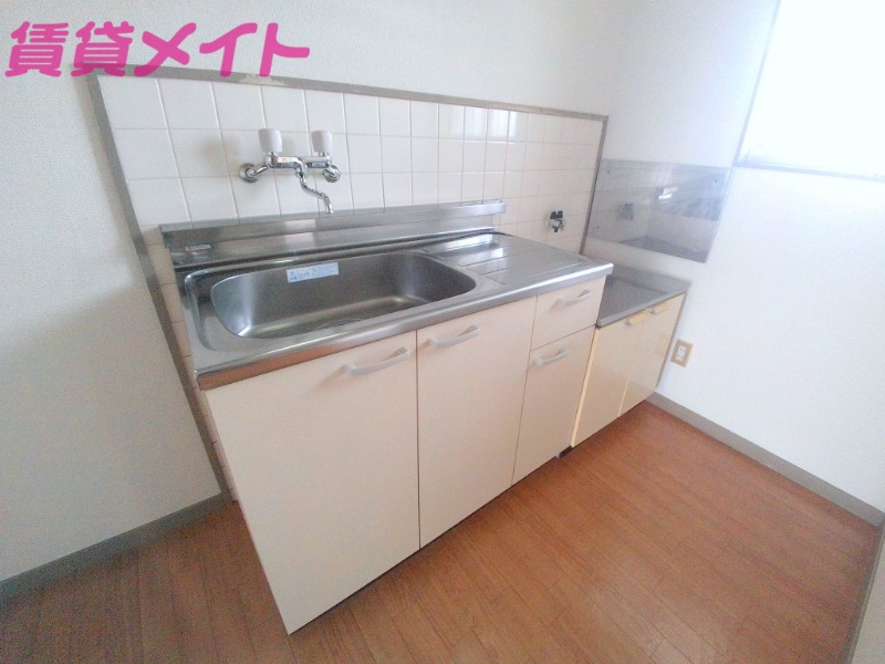 キッチン　同物件別室反転タイプ画像