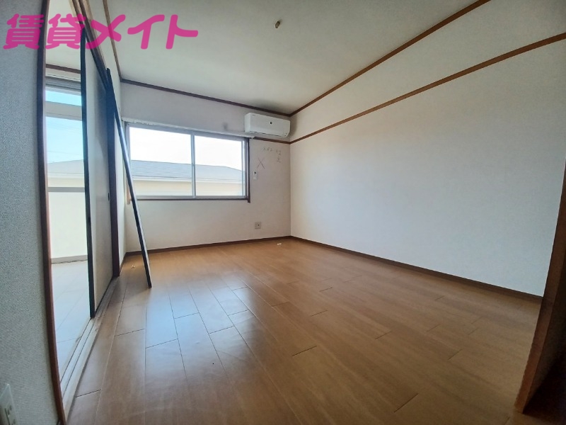 居室・リビング　同物件別室反転タイプ画像