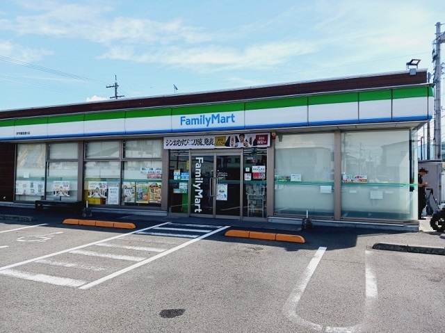 コンビニ　ファミリマート伊予農高通り店様（コンビニ）まで550m