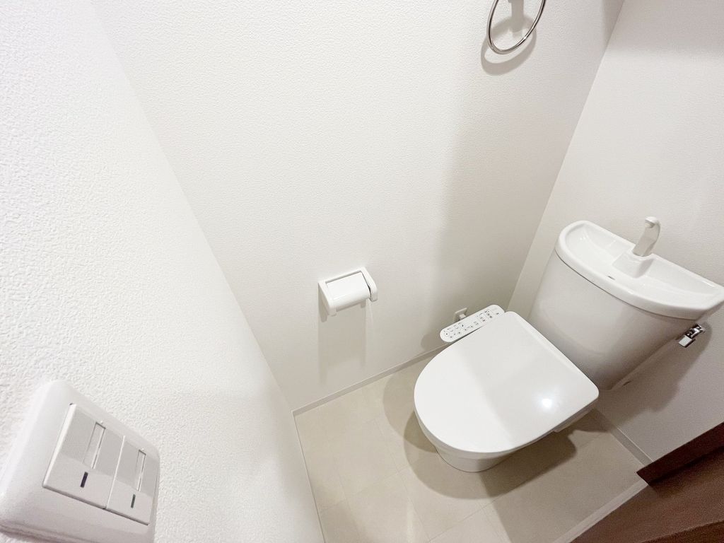 トイレ　同物件別部屋写真