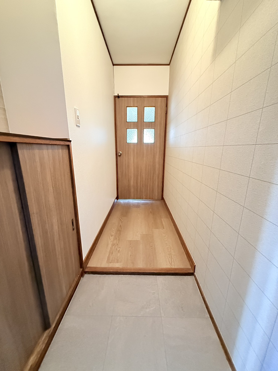 居室・リビング　玄関もリフォームで美しく仕上がりました。