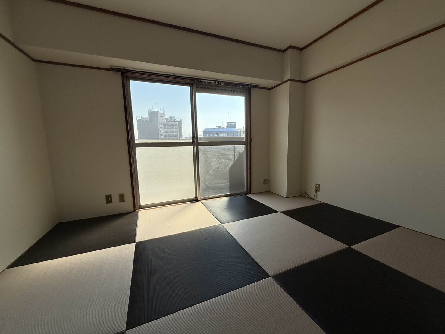 居室・リビング　東南の角部屋ですので、朝陽が燦燦と降り注ぎます。