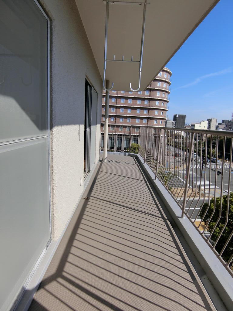 バルコニー　ゆったり三面バルコニーですので、お洗濯物もたくさん干せます