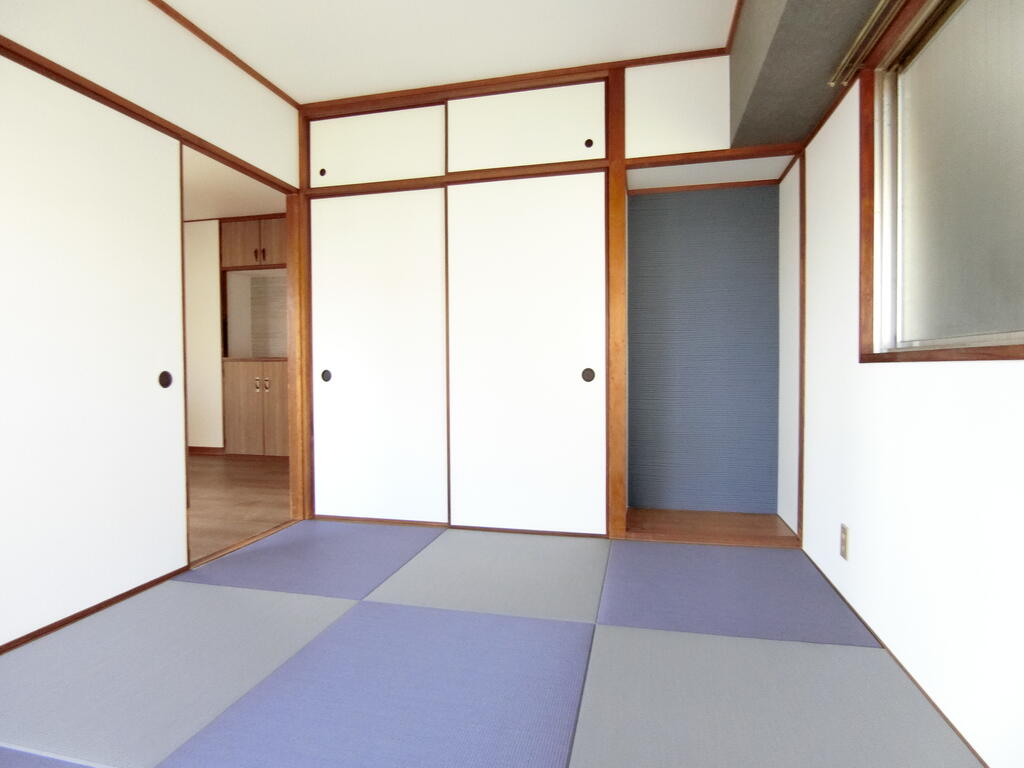 居室・リビング　琉球風畳とデザインクロスがとてもマッチしていていい感じですね