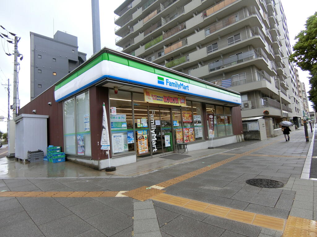 コンビニ　ファミリーマートフェニックス通り店（コンビニ）まで78m