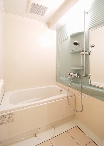 バス・シャワールーム　※反転写真