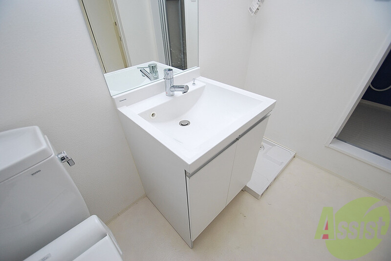 洗面設備　独立洗面台があるので水廻りの備品が収納できて便利です