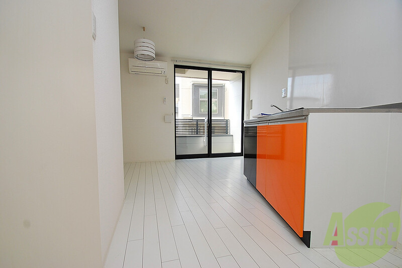 居室・リビング　白を基調としたリビングはお部屋の中がとても明るいですよ。