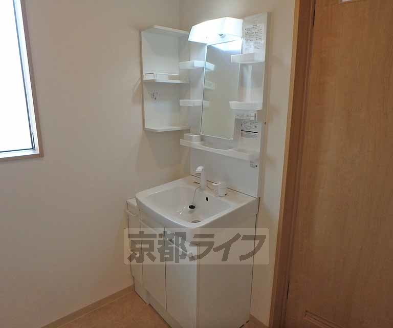 洗面設備　きれいな洗面台です。