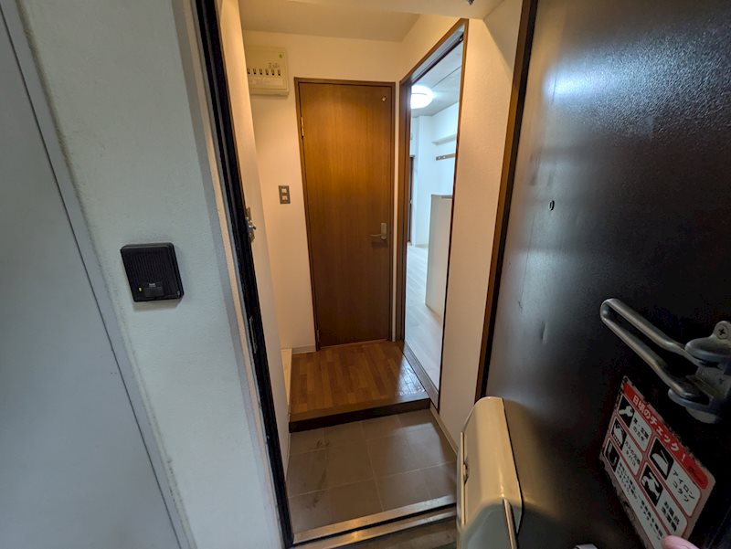 玄関　同物件同号室の室内写真です。(102号室)