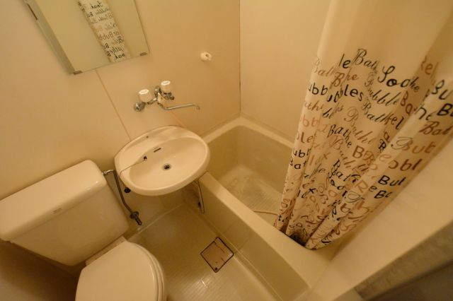 バス・シャワールーム　シンプルで機能的なユニットバスです♪