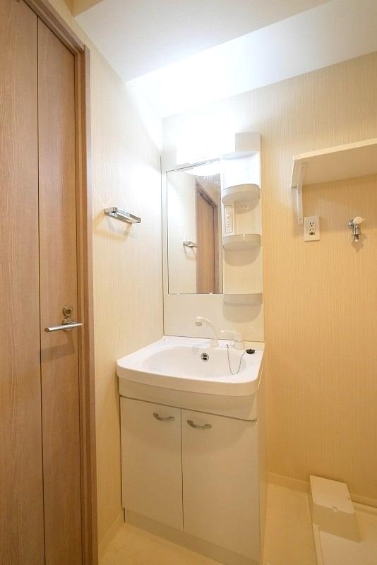 洗面設備　※同物件、別部屋の写真です。