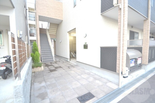 エントランス　周辺も閑静な住宅地