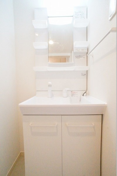 洗面設備　シャワーノズル付で身支度も、洗面台回りのお掃除もラクチン。