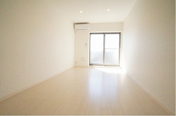 居室・リビング　白を基調とした明るいお部屋で、インテリアが映えます