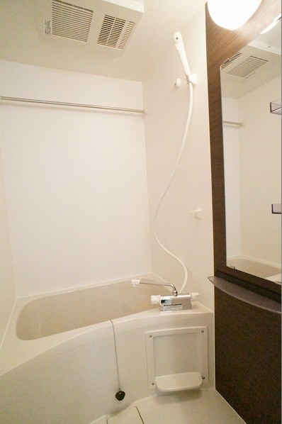 バス・シャワールーム　浴室乾燥機付で雨の日もお洗濯が可能です。