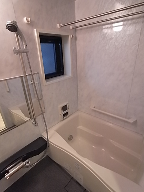 バス・シャワールーム　２人でも十分入浴できる広々なお風呂です