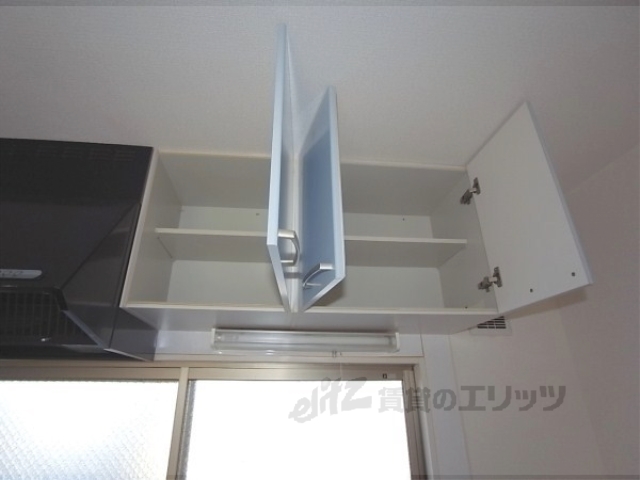 収納　キッチン上部