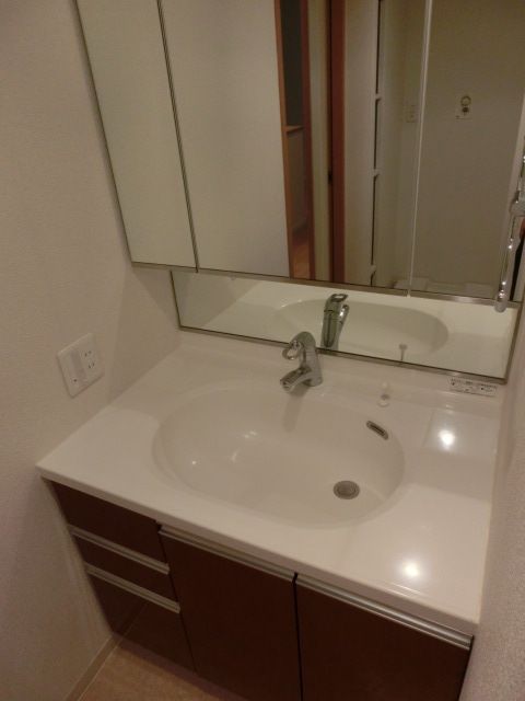 洗面設備　女性にうれしい３面鏡付洗面台