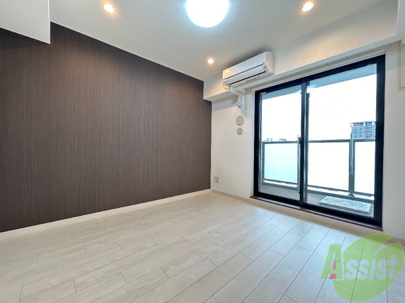 居室・リビング　７．２帖の洋室があります、窓が大きく光が差し込みますね。