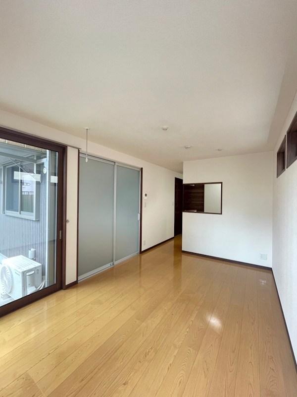 居室・リビング　三面採光で開放感のあるリビング。