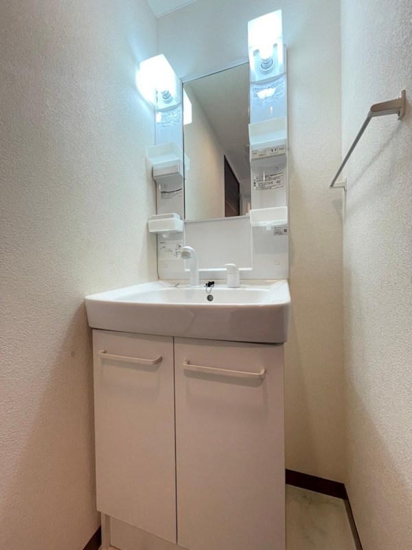 洗面設備　身支度に便利な独立洗面台。