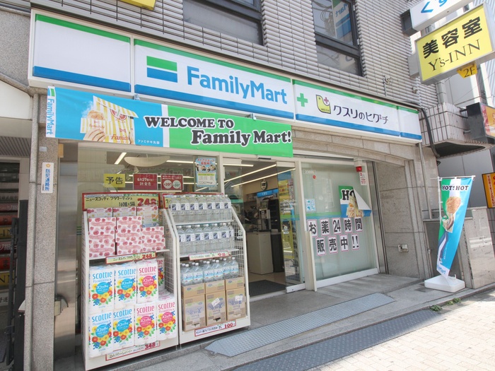 コンビニ　ファミリーマート（コンビニ）まで11m