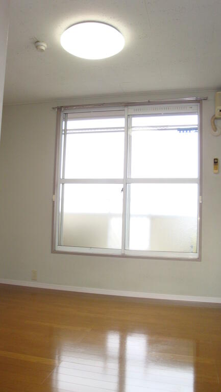 居室・リビング　洋室6帖です。照明器具付きです。