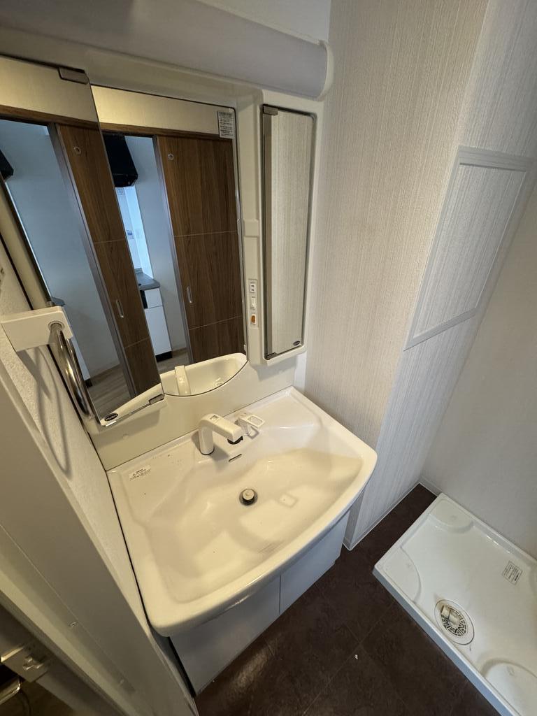 洗面設備　三面鏡付独立洗面台