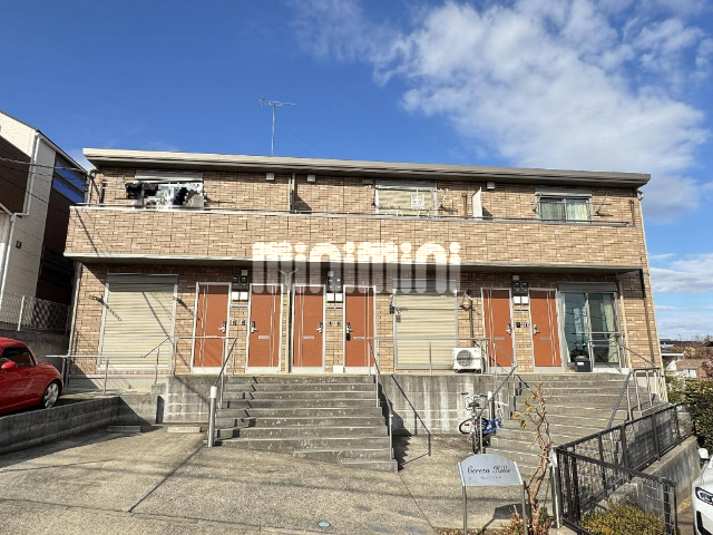 建物外観　高台にあり、陽当り良好です