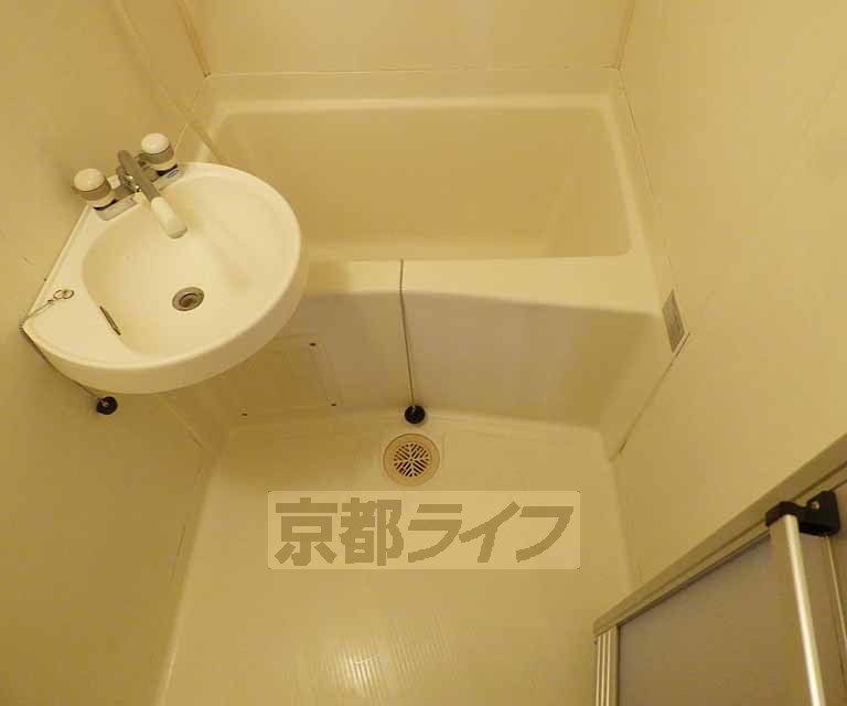 バス・シャワールーム　バスルームです。