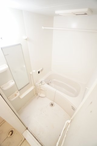 バス・シャワールーム　※同タイプ・クリーニング前の写真です