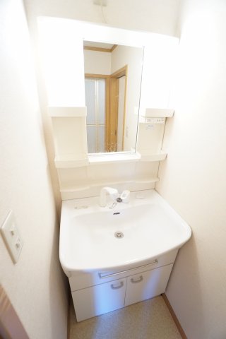 洗面設備　※同タイプ・クリーニング前の写真です