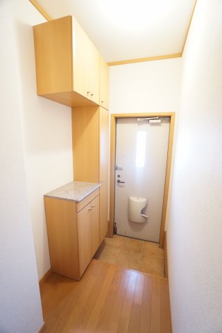 玄関　※同タイプ・クリーニング前の写真です