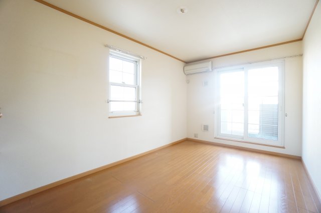 居室・リビング　※同タイプ・クリーニング前の写真です