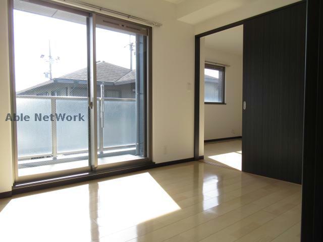 居室・リビング　同建物別部屋