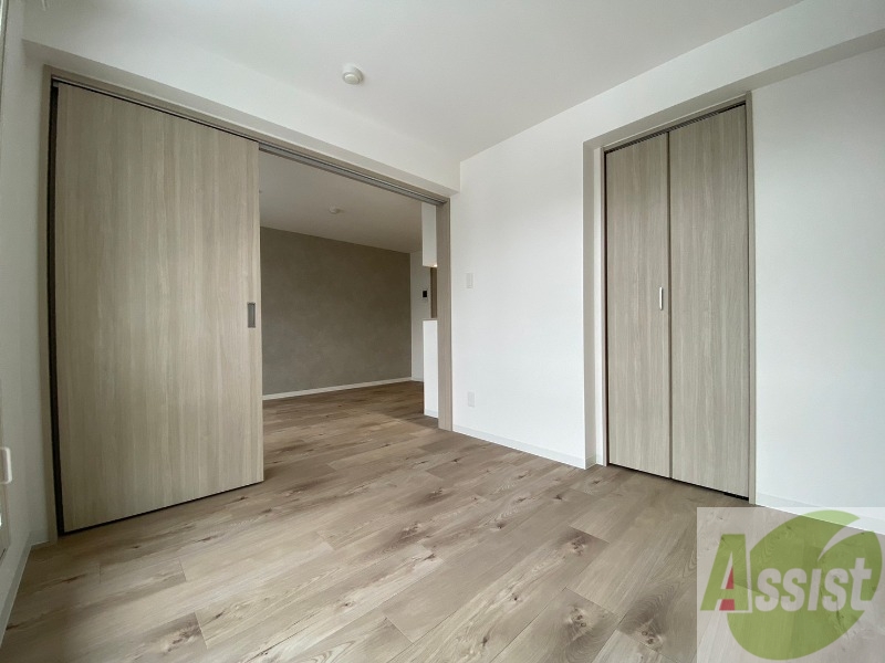 その他部屋・スペース　寝室はこちらです。光が差し込む、温かみのあるお部屋です。