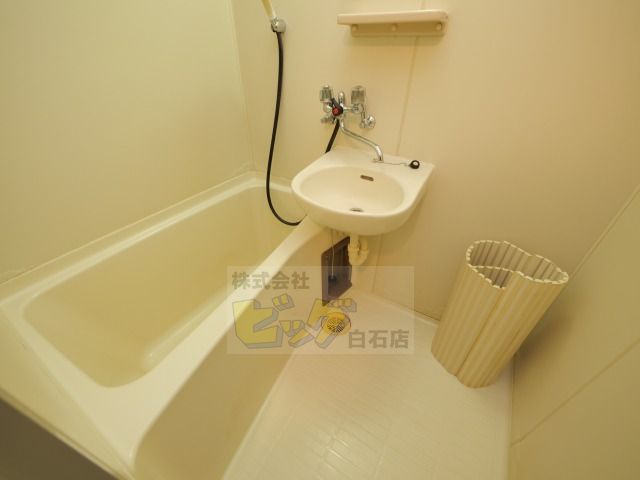 バス・シャワールーム　洗面化粧台付きです♪