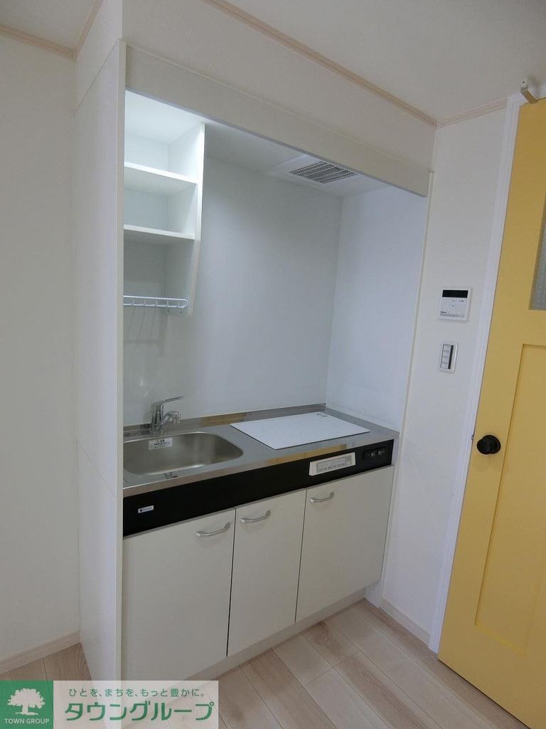 居室・リビング　白が基調の明るい室内！広々！1階はテラス、2.3階はバルコ…