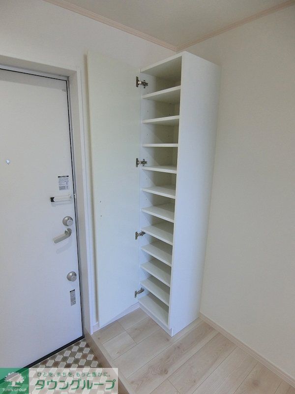 玄関　シューズボックスは棚の高さが調節可能でブーツも置けます！室…