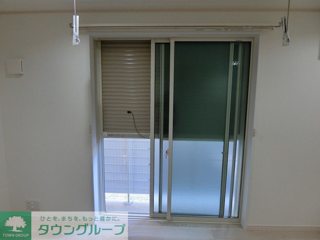 その他　洗濯機置き場は便利な棚付き