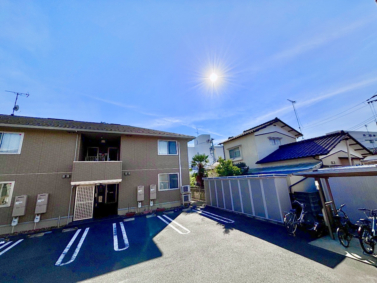 駐車場　駐車場部分・平面アスファルト施工です♪駐輪場＆物置も◎