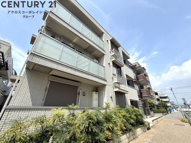 建物外観　オートロック・２４時間緊急通報システム付きです！