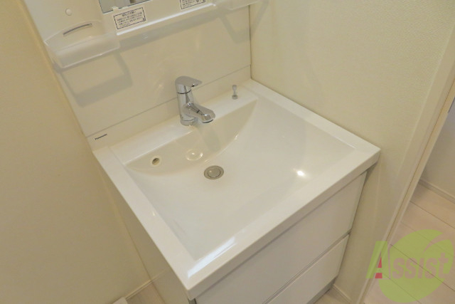 洗面設備　洗面台は独立でドレッサータイプ！朝の準備も快適にできそう！