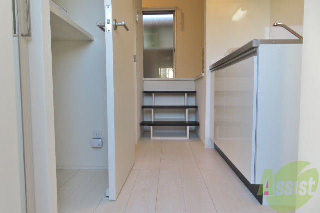 玄関　玄関はこんな感じ！白を基調としていて、清潔感がありますね！