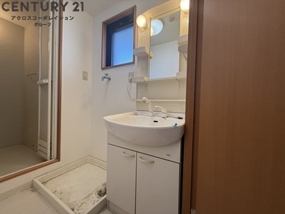 洗面設備　換気のできる窓付きの洗面所です！