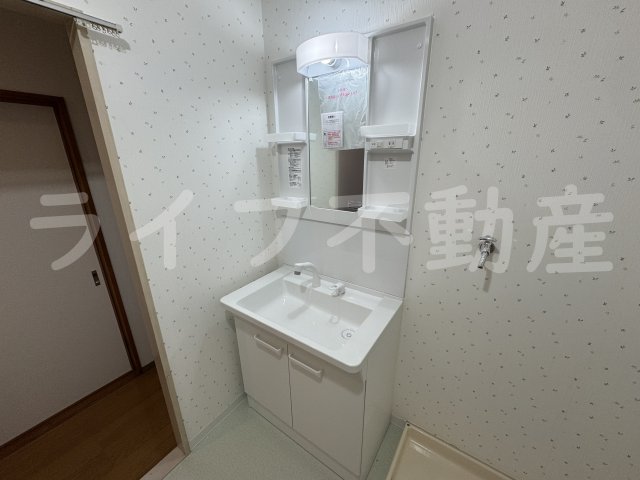 洗面設備　明るい洗面所です