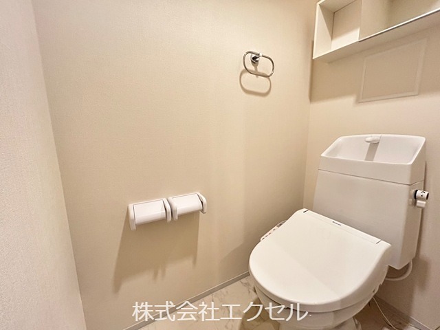 トイレ　温水洗浄便座です。