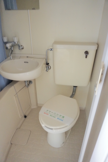 トイレ　白を基調とした空間で清潔感のあるトイレです♪