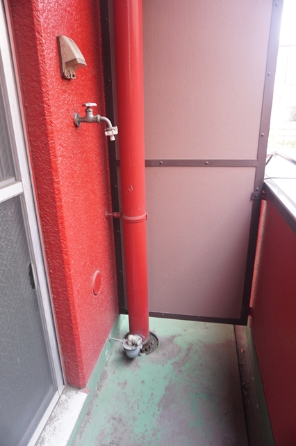 その他　洗濯機置場が室外にあるのでお部屋を広々お使いいただけます。